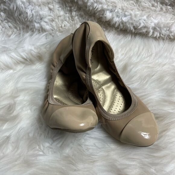 Dexflex Comfort synthetic leather beige and patent slip on flats size 7 - Picture 8 of 10